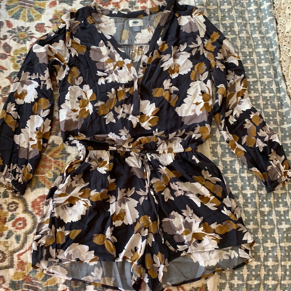 Old Navy long sleeve gray floral Romper